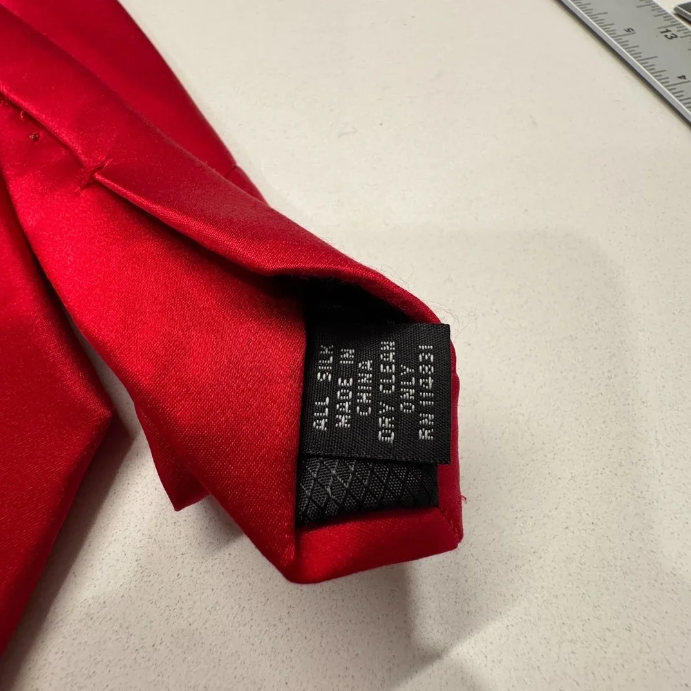 Vintage Covington Tie Red Solid 100%‎ Silk Preppy Presidential Old Money Casual
